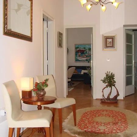 Leona Apartment