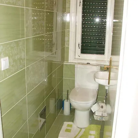 Leona Apartment *