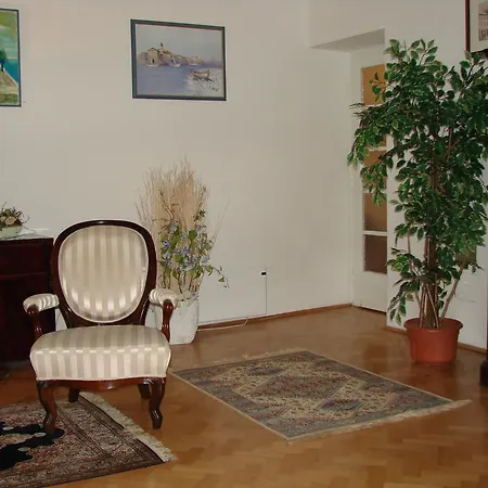 Leona Apartment *
