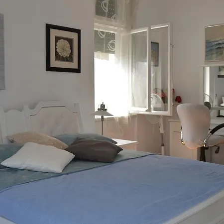 Leona Apartment *