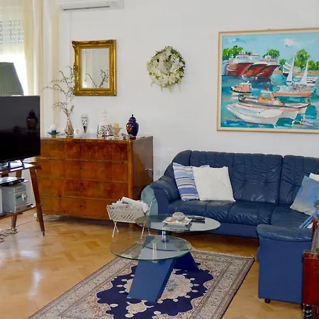 Apartman Leona *